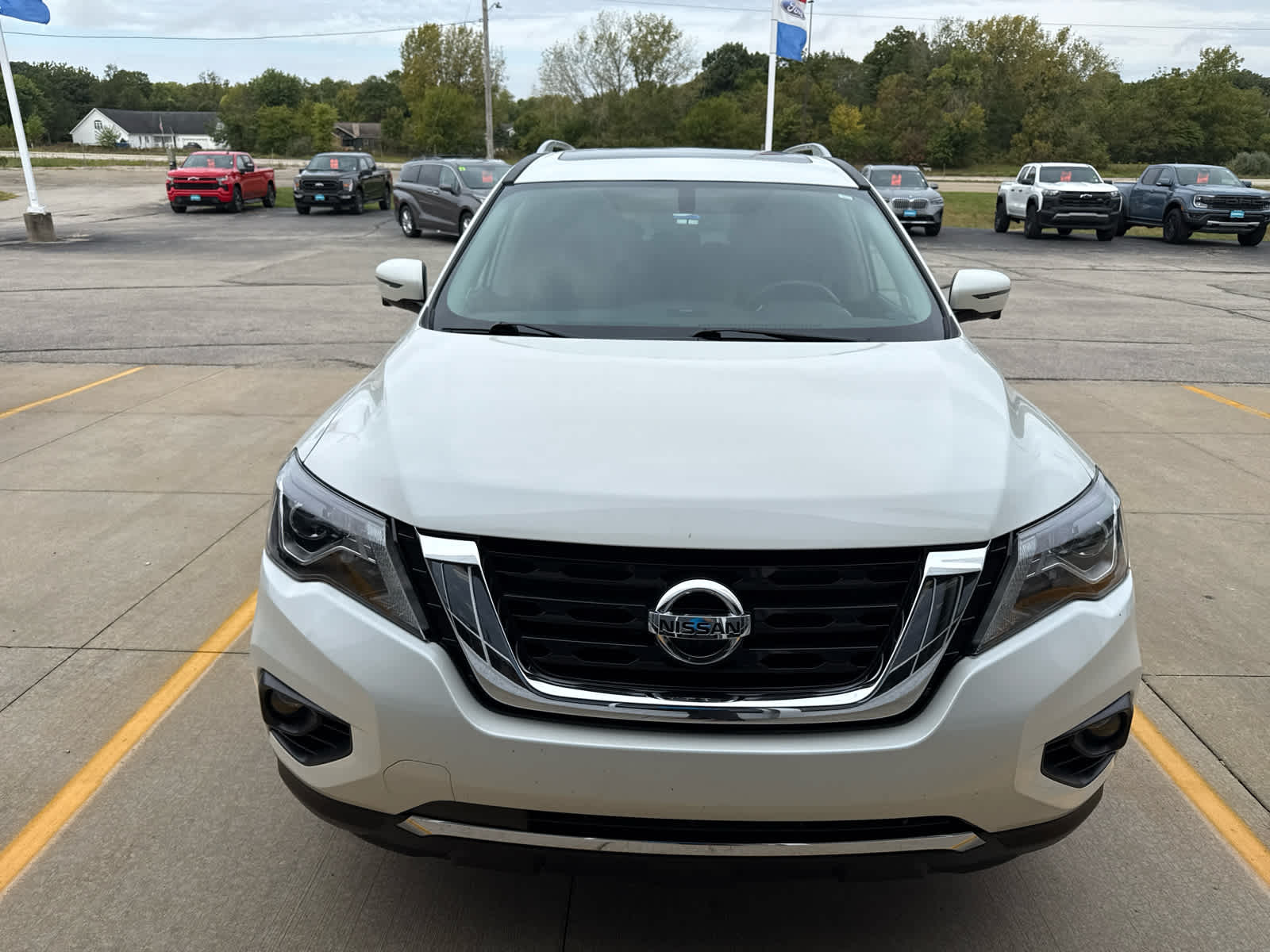 2019 Nissan Pathfinder Platinum 4x4 photo 2