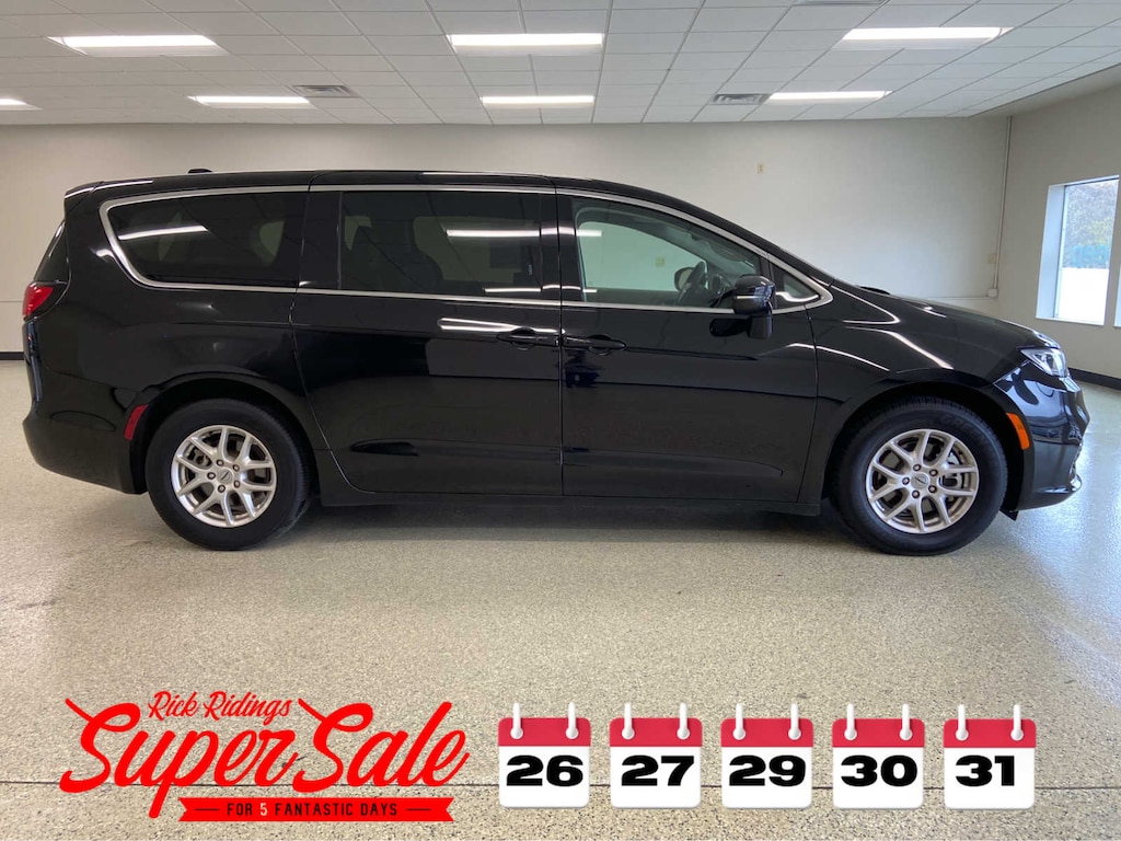 Used 2024 Chrysler Pacifica Touring L FWD