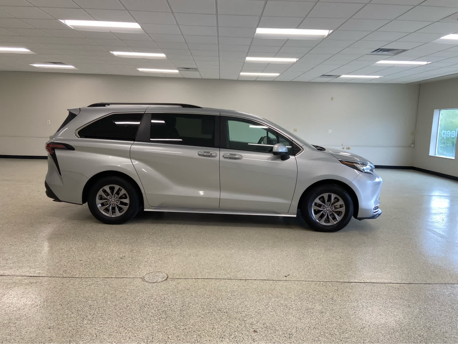 2023 Toyota Sienna XLE photo 4