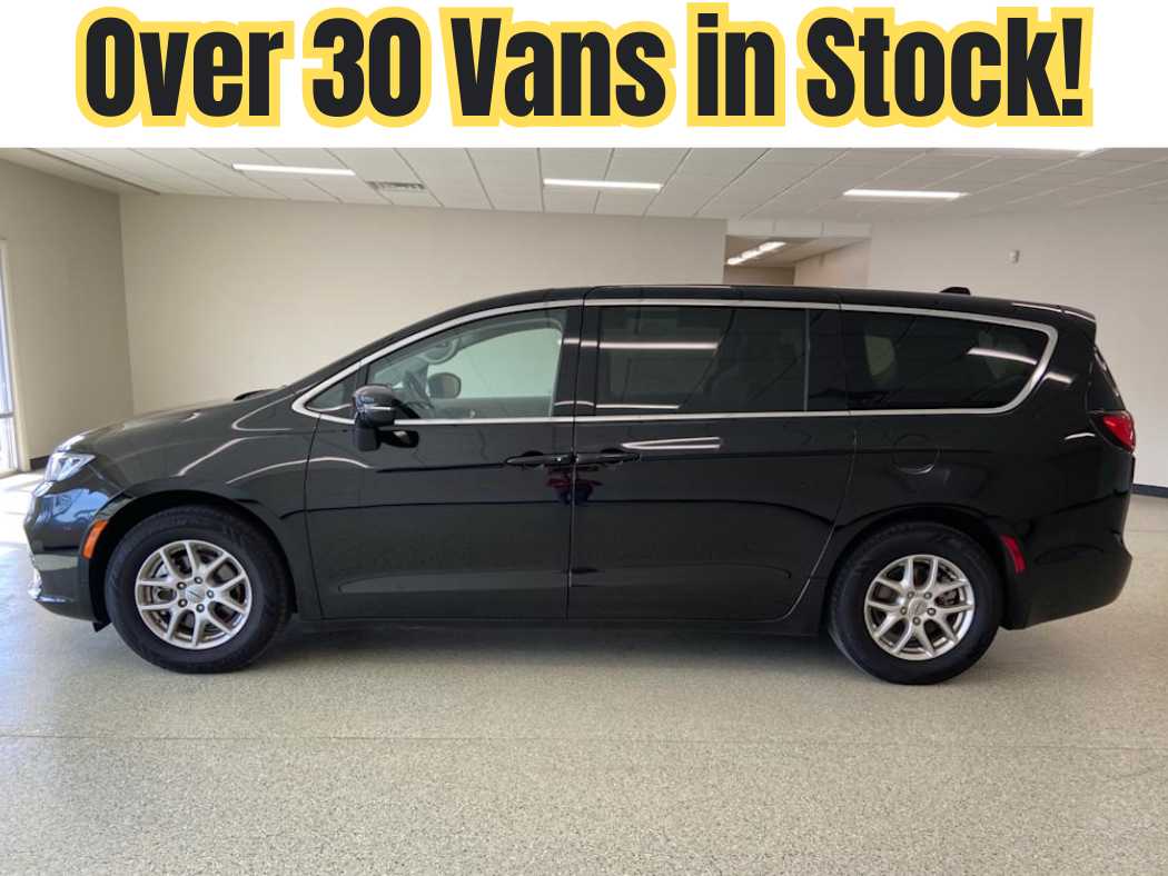 2024 Chrysler Pacifica Touring L's photo