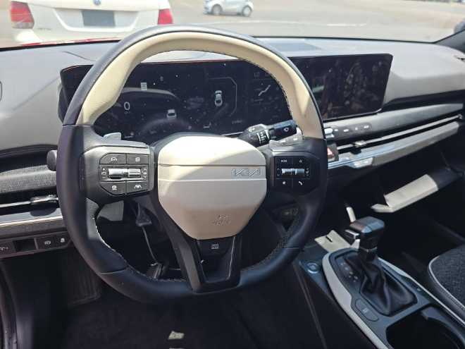2025 Kia K4 GT-Line - Photo 9