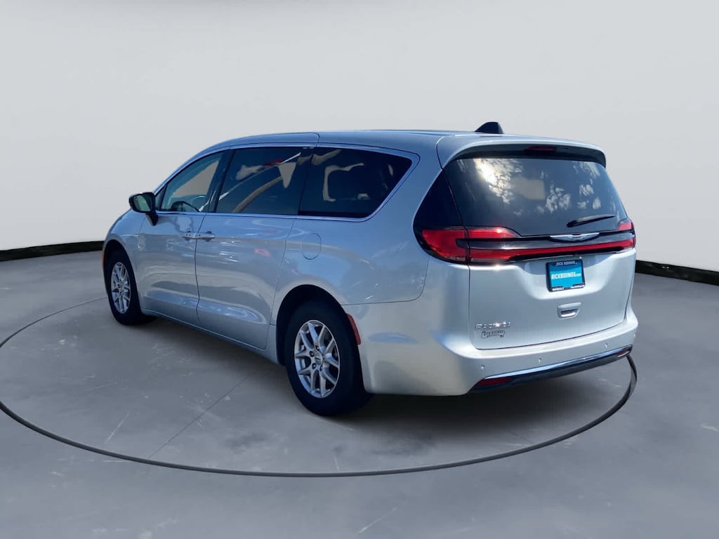 Used 2024 Chrysler Pacifica Touring L FWD
