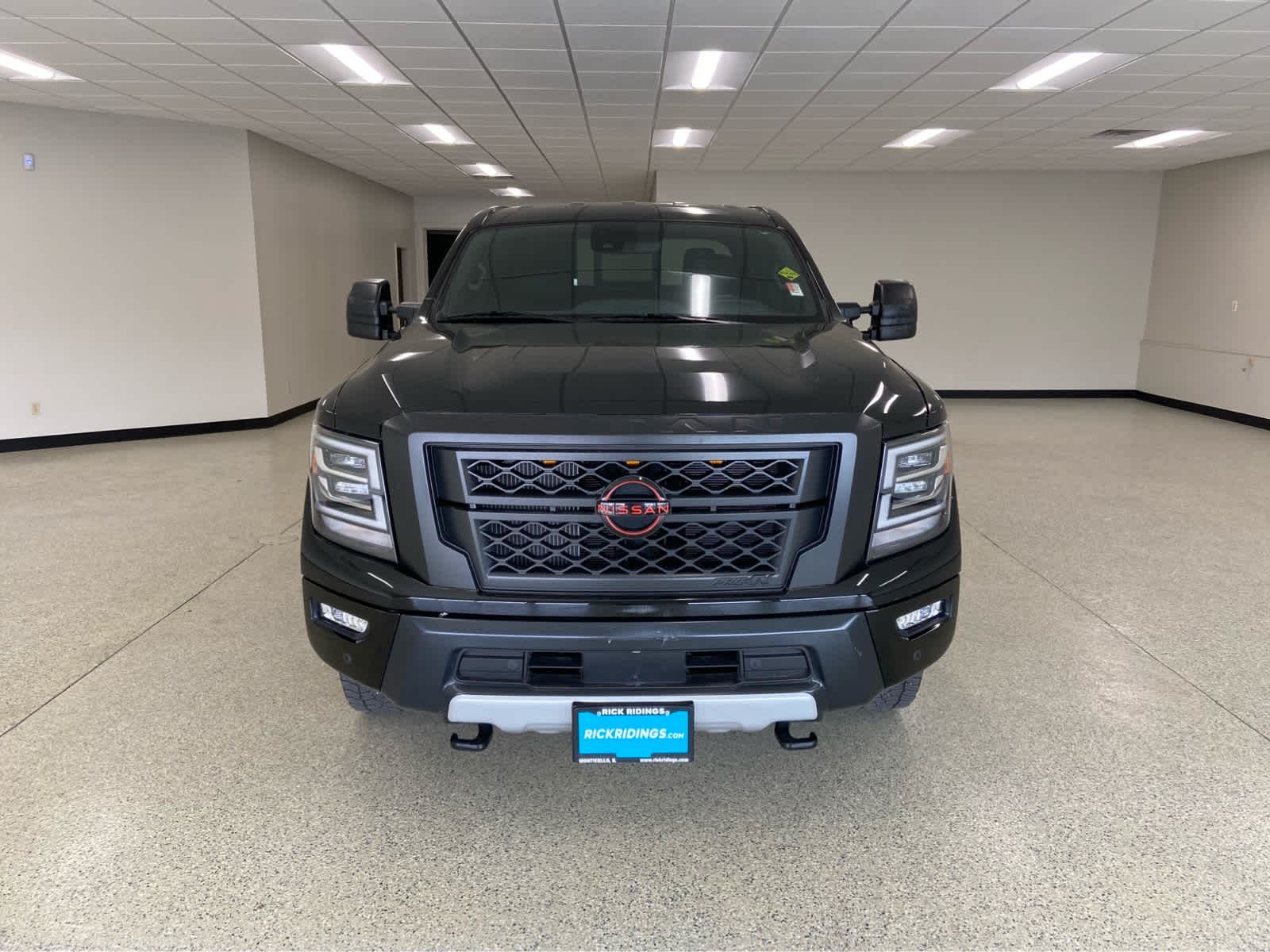 2024 Nissan Titan PRO-4X Crew Cab photo 2