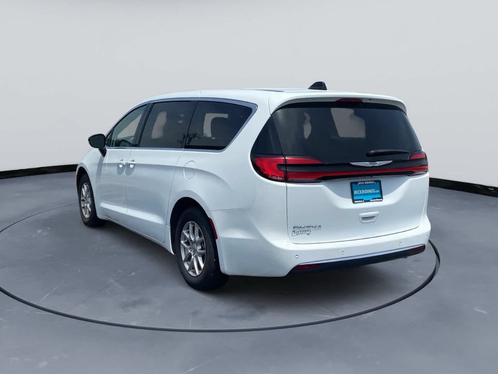 Used 2024 Chrysler Pacifica Touring L FWD