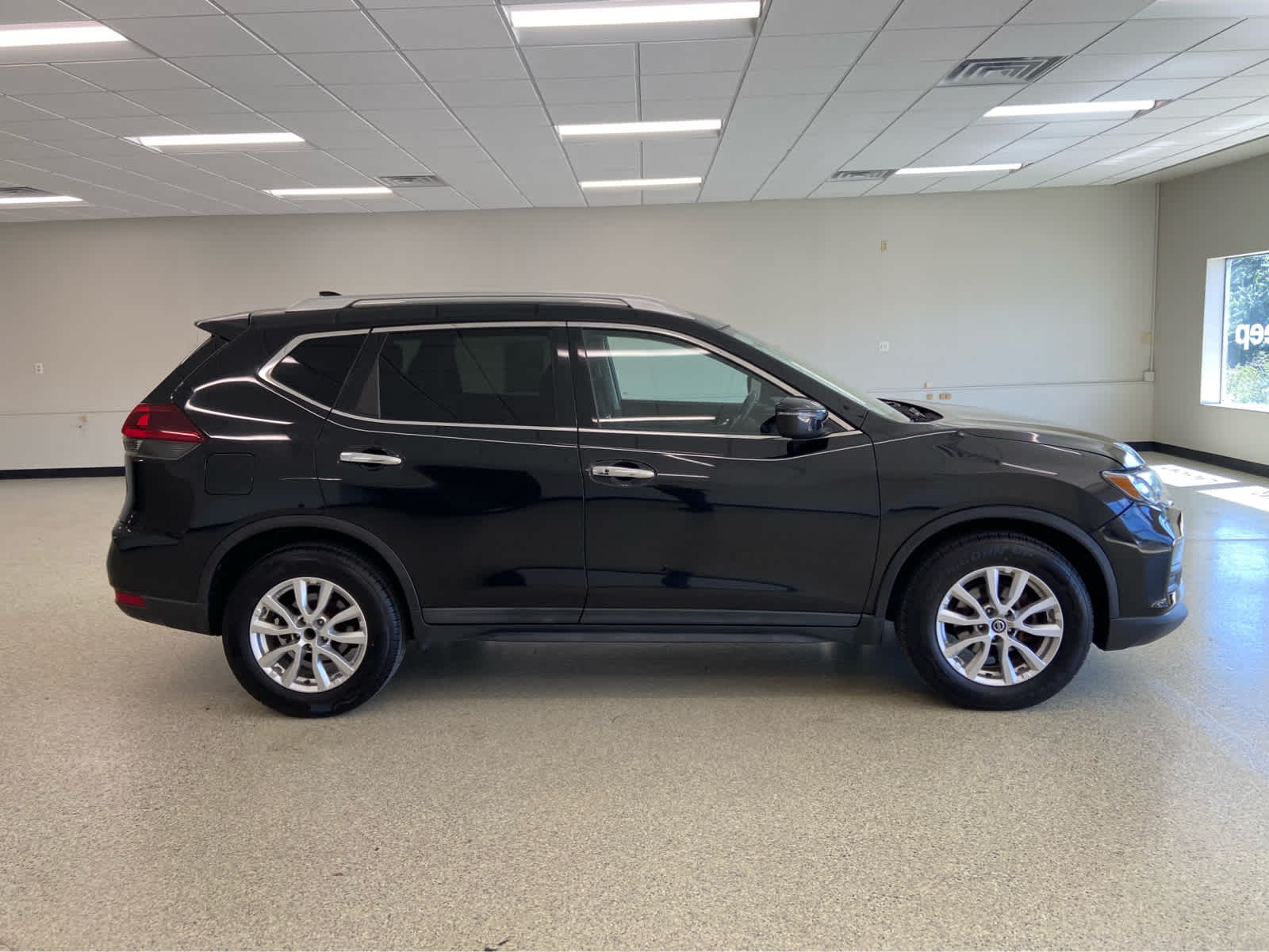 2018 Nissan Rogue SV photo 3