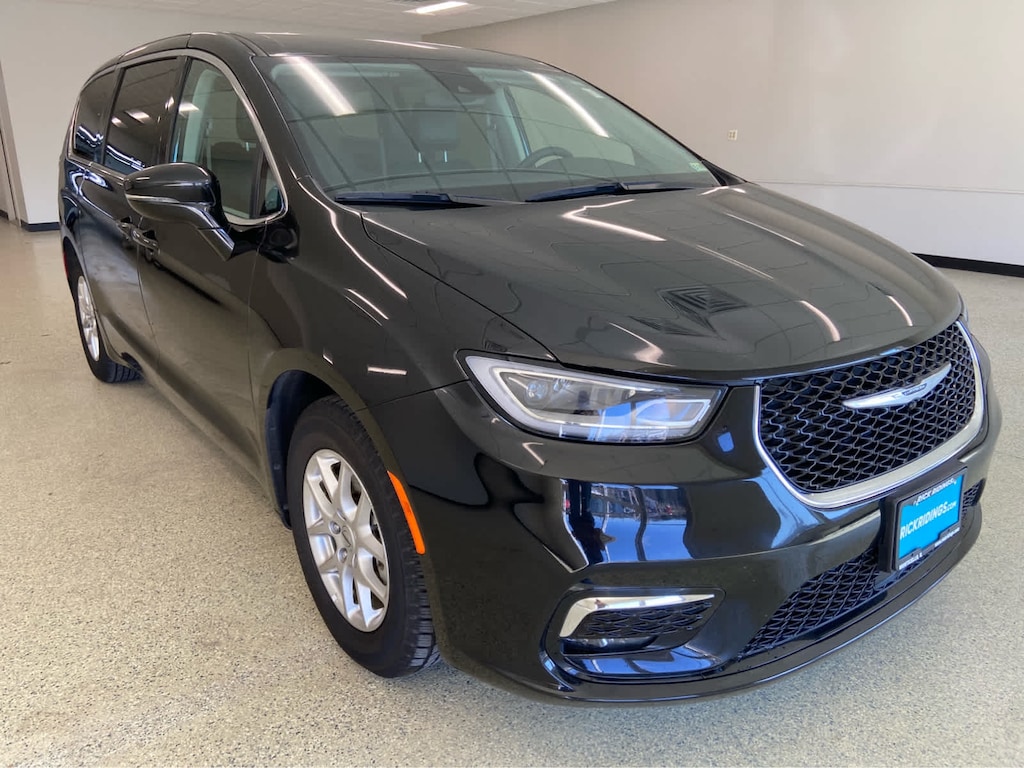 Used 2024 Chrysler Pacifica Touring L FWD