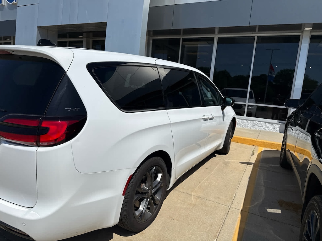 Used 2026 Chrysler Pacifica Select FWD