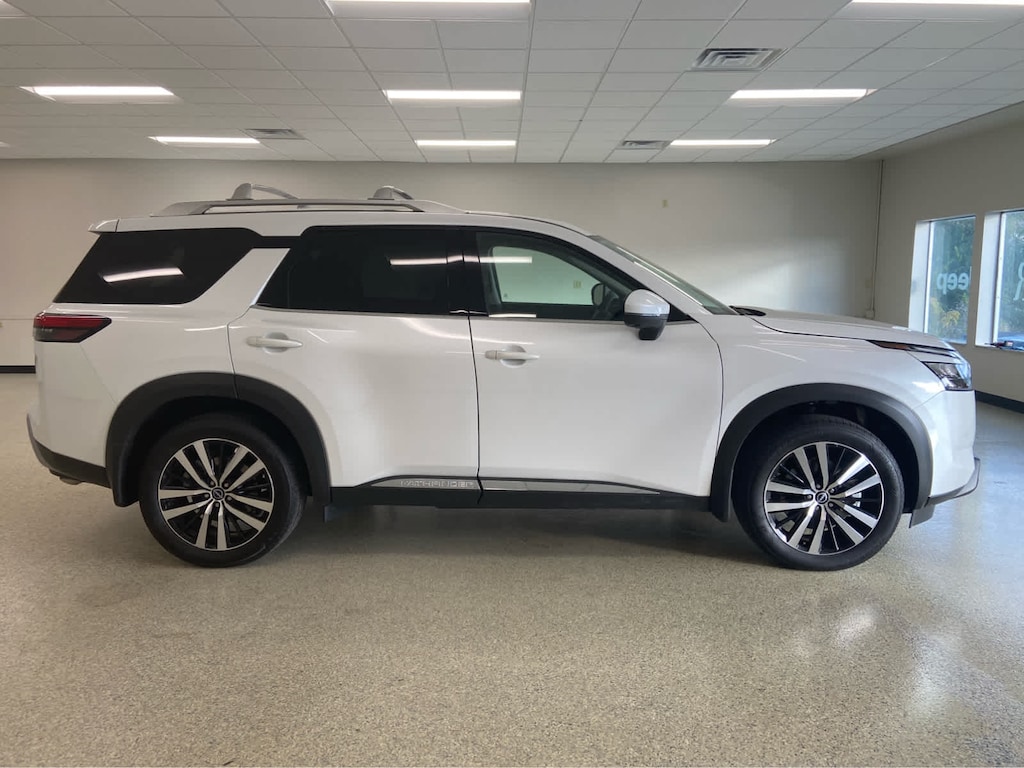 Used 2025 Nissan Pathfinder Platinum 4WD