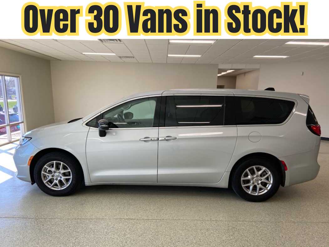2024 Chrysler Pacifica Touring L's photo