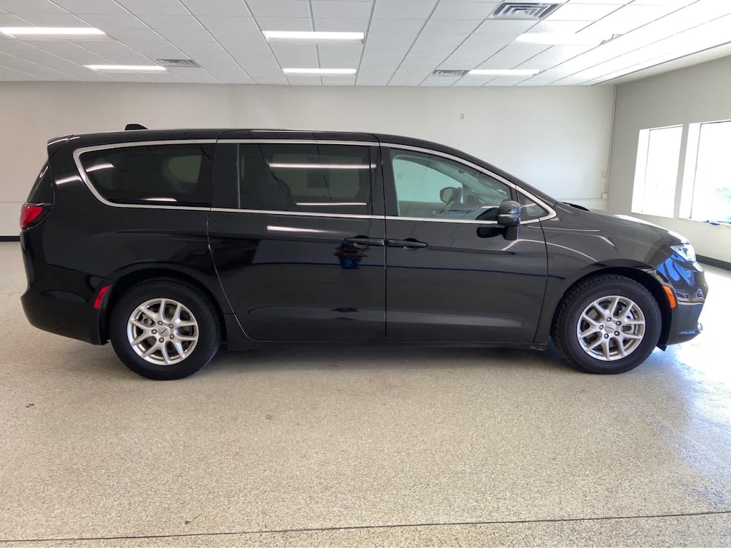 Used 2024 Chrysler Pacifica Touring L FWD
