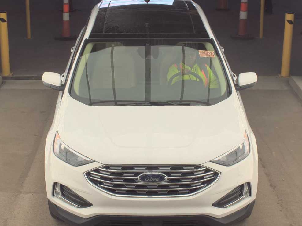 2022 Ford Edge SEL photo 2