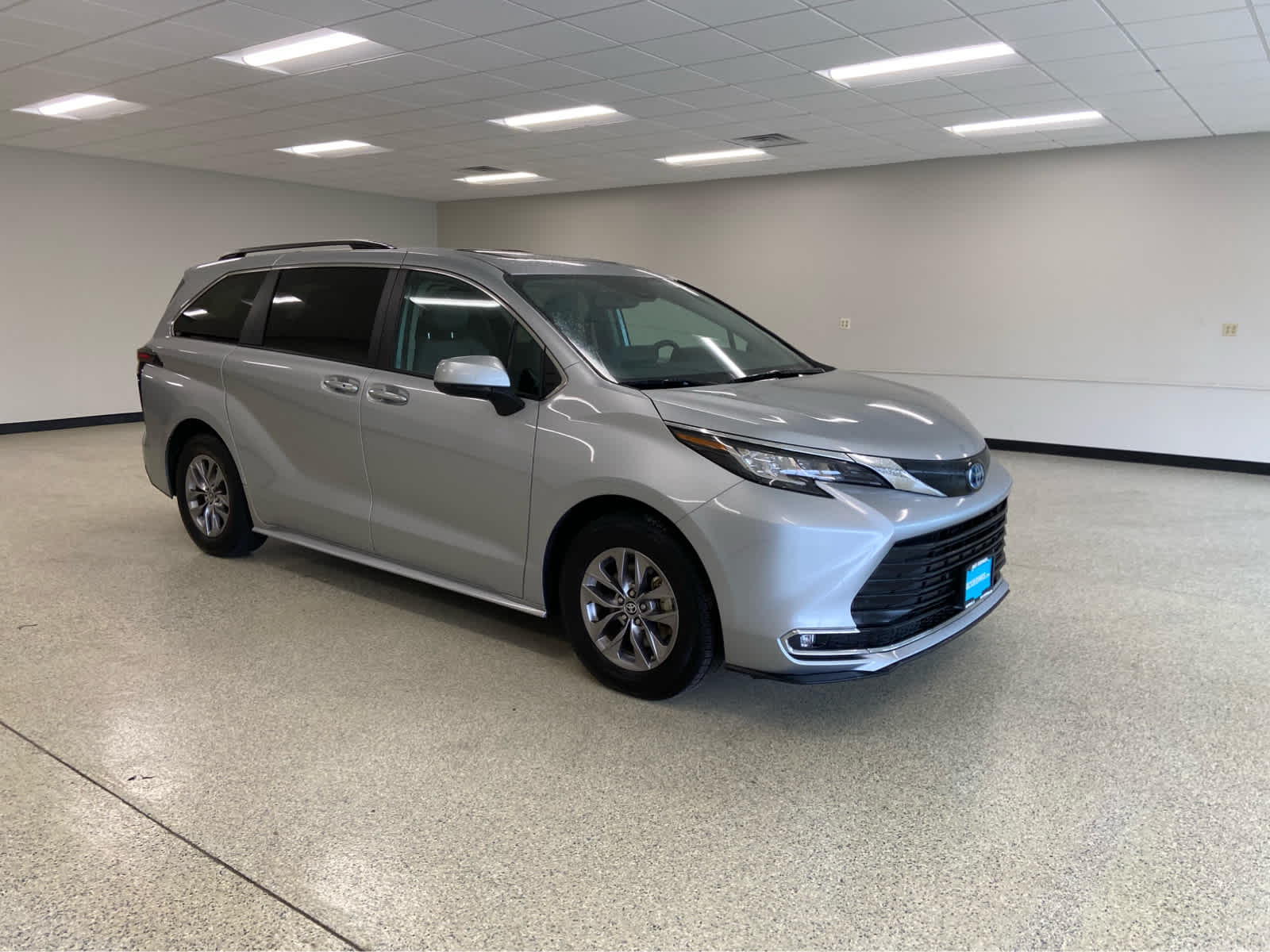 2023 Toyota Sienna XLE photo 3