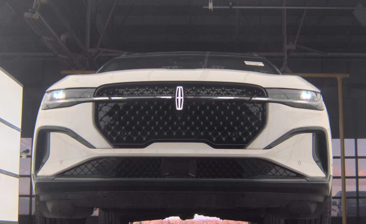 2024 Lincoln Nautilus Reserve photo 3