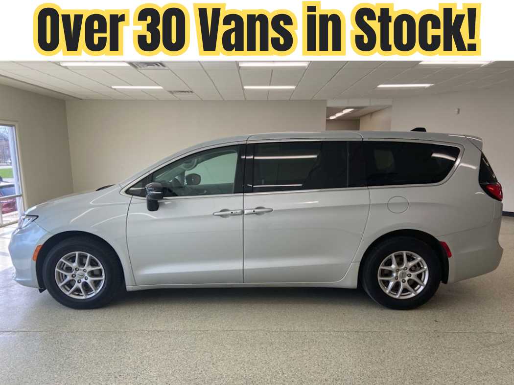 2024 Chrysler Pacifica Touring L's photo
