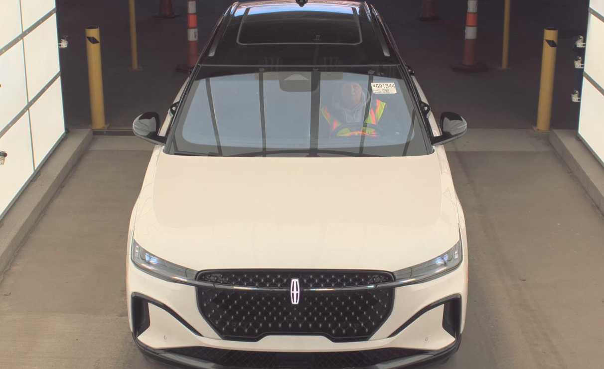 2024 Lincoln Nautilus Reserve photo 2