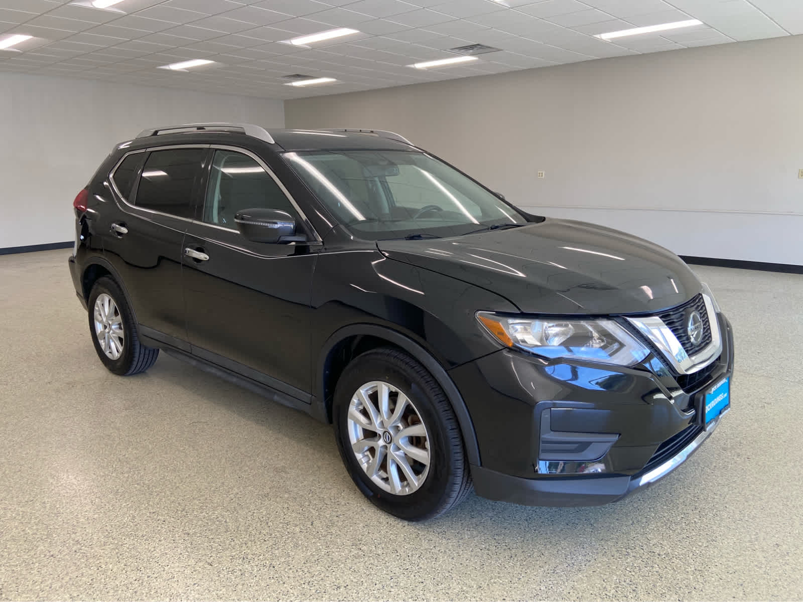 2018 Nissan Rogue SV photo 2