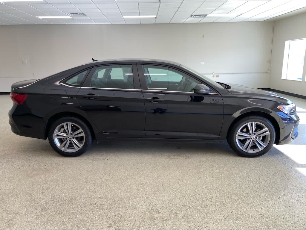 Used 2024 Volkswagen Jetta SE Auto