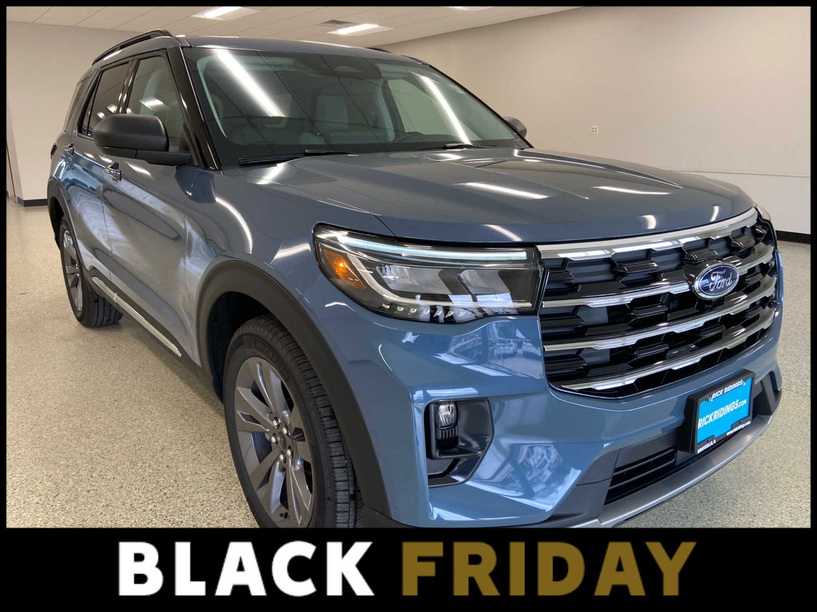 2025 Ford Explorer photo 2