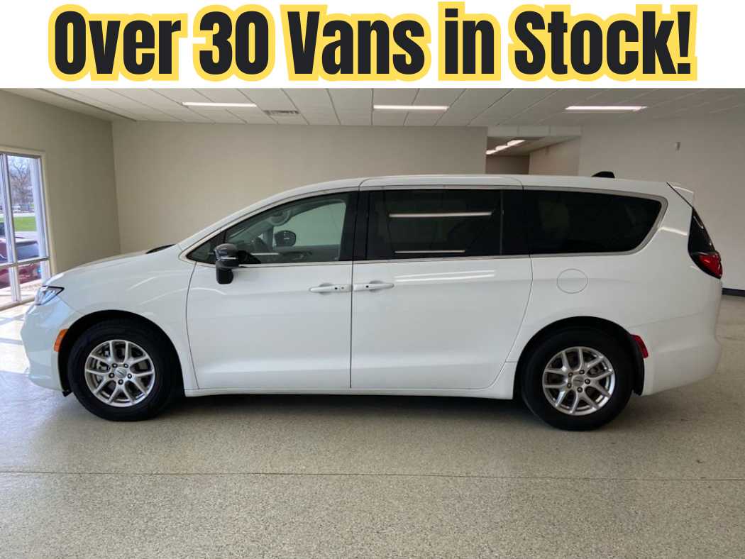 2024 Chrysler Pacifica Touring L's photo