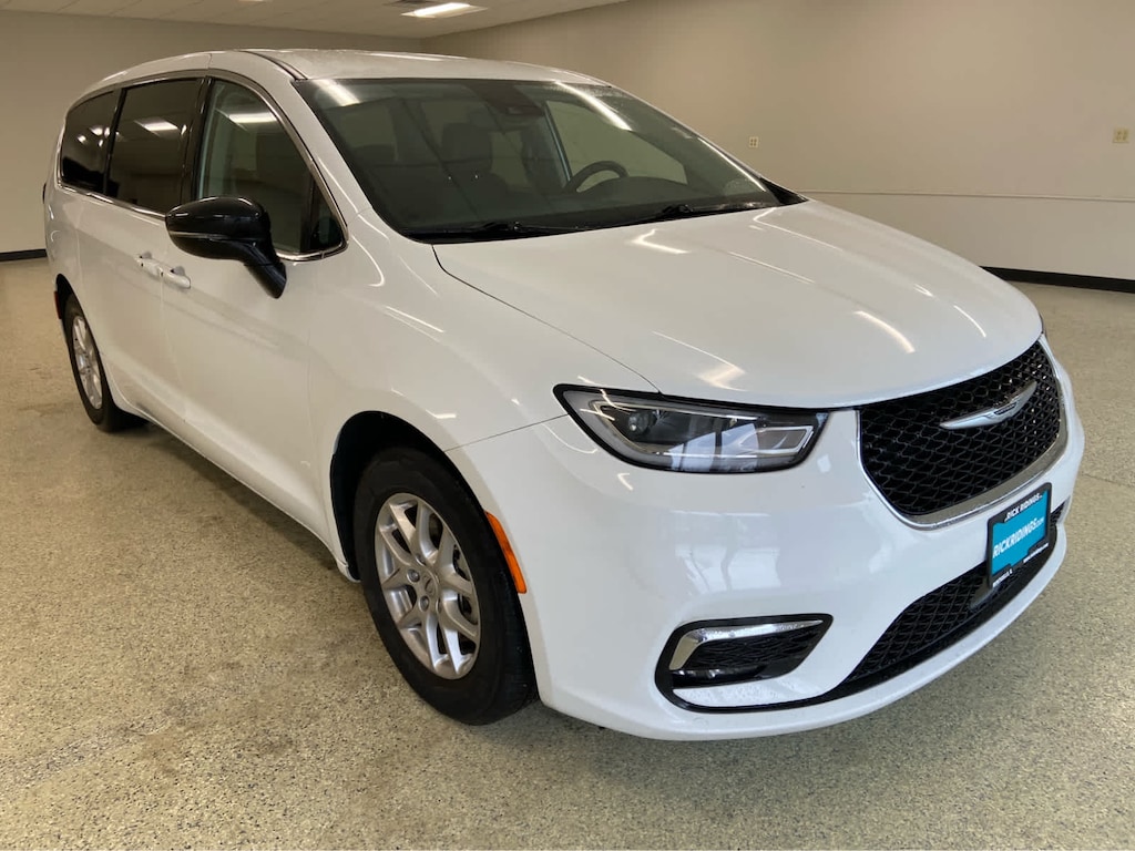 Used 2024 Chrysler Pacifica Touring L FWD