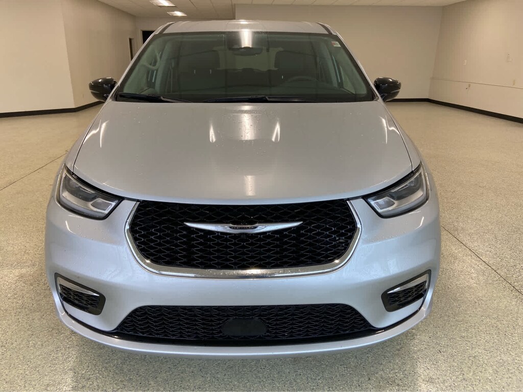 Used 2024 Chrysler Pacifica Touring L FWD