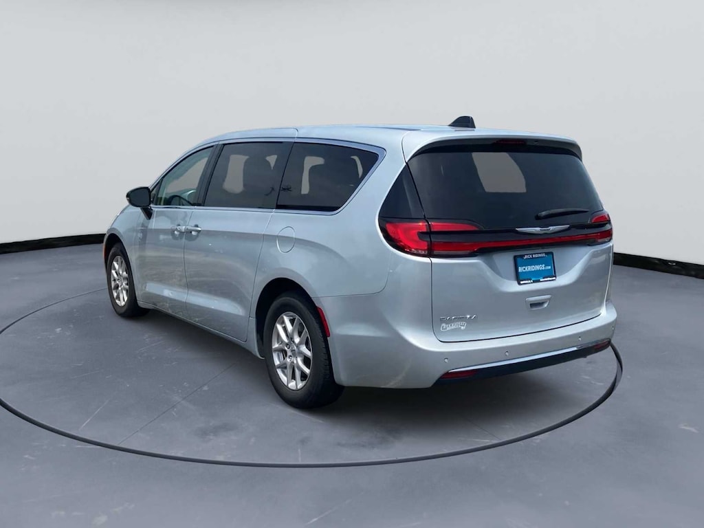 Used 2024 Chrysler Pacifica Touring L FWD