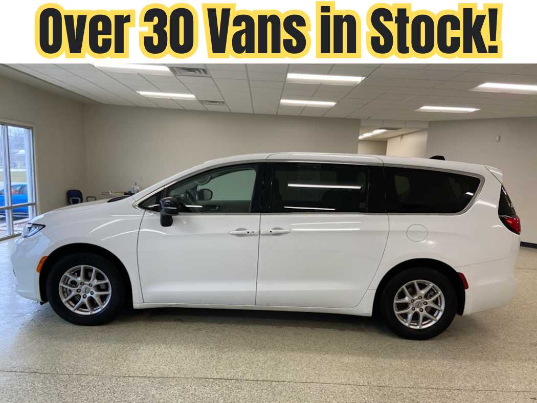 2024 Chrysler Pacifica Touring L's photo