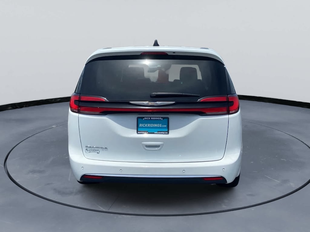 Used 2024 Chrysler Pacifica Touring L FWD