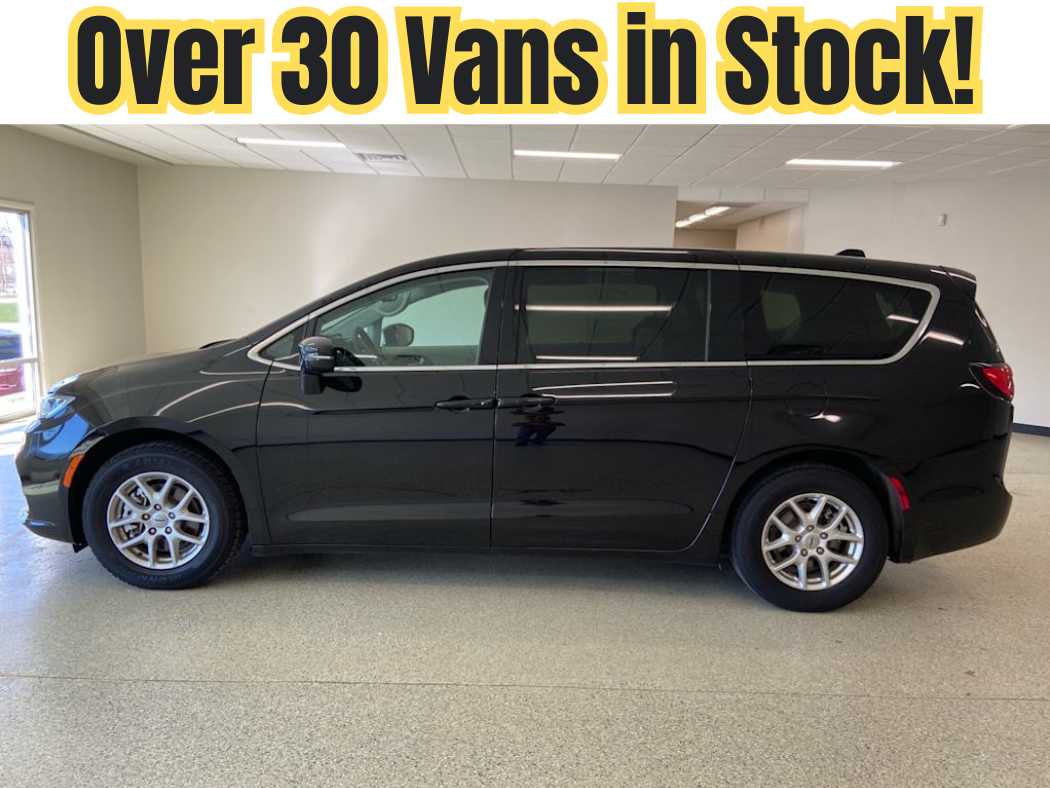 2024 Chrysler Pacifica Touring L's photo