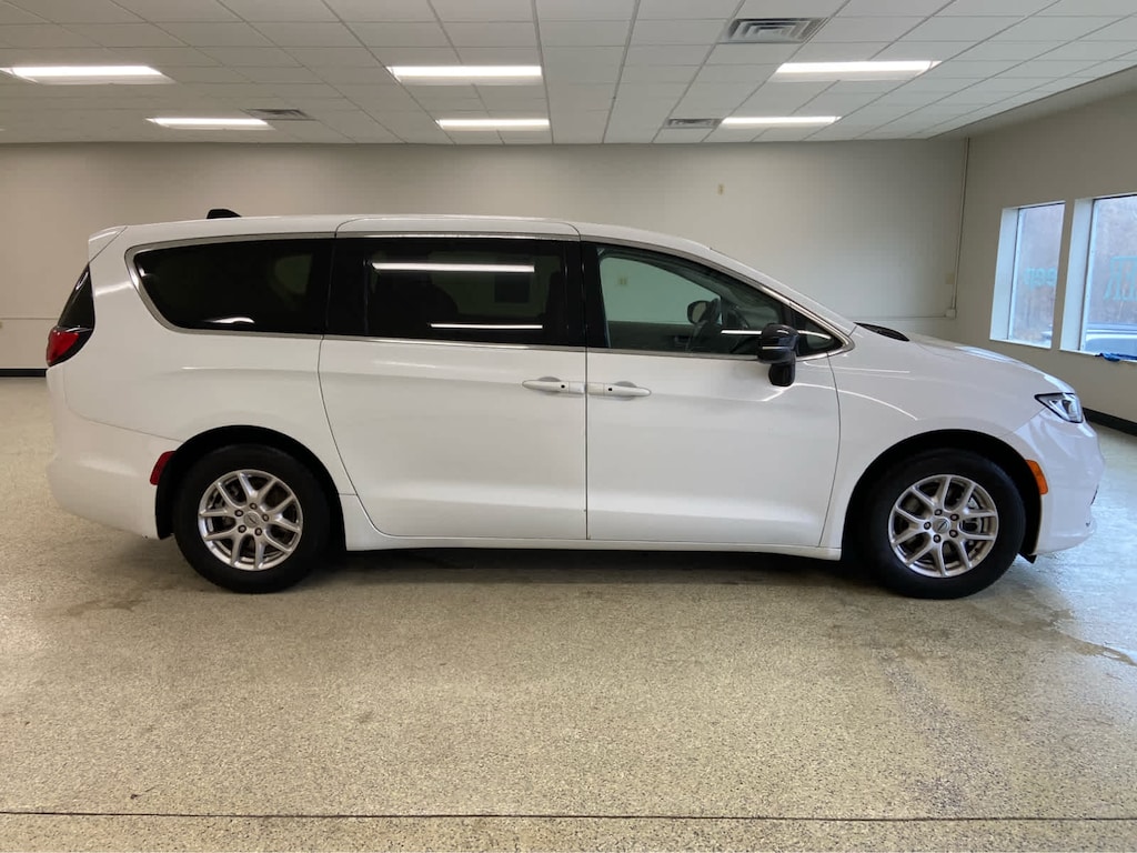 Used 2024 Chrysler Pacifica Touring L FWD