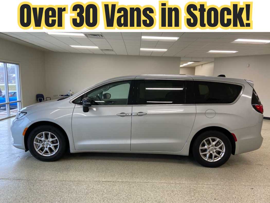 2024 Chrysler Pacifica Touring L's photo
