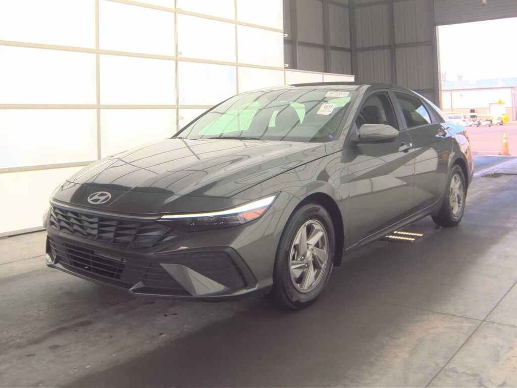 Used 2026 Hyundai Elantra SE Sedan