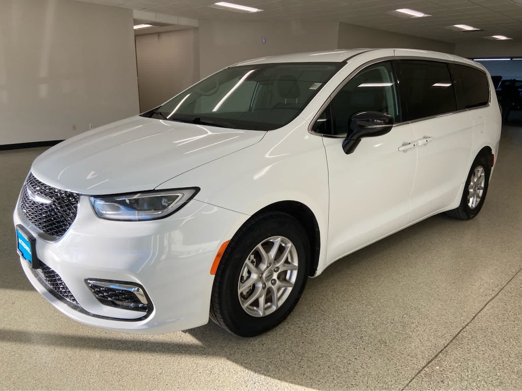 Used 2024 Chrysler Pacifica Touring L FWD