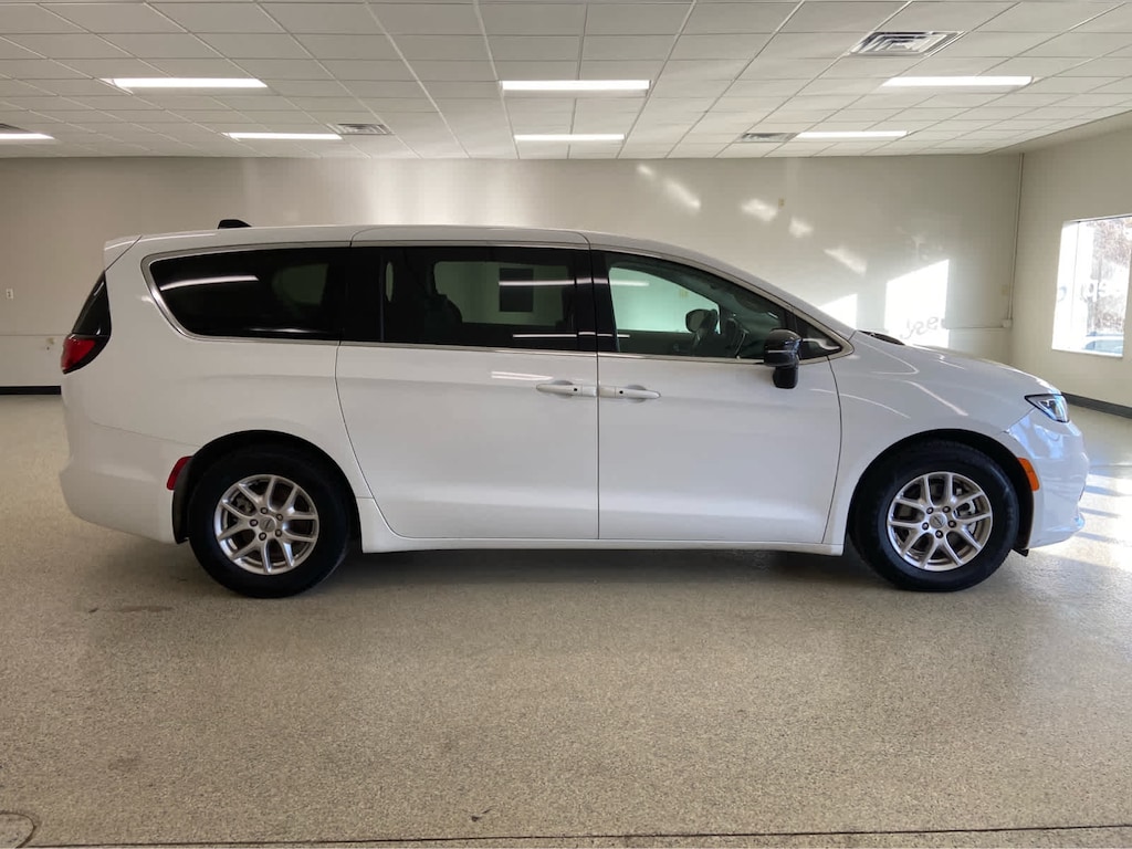 Used 2024 Chrysler Pacifica Touring L FWD