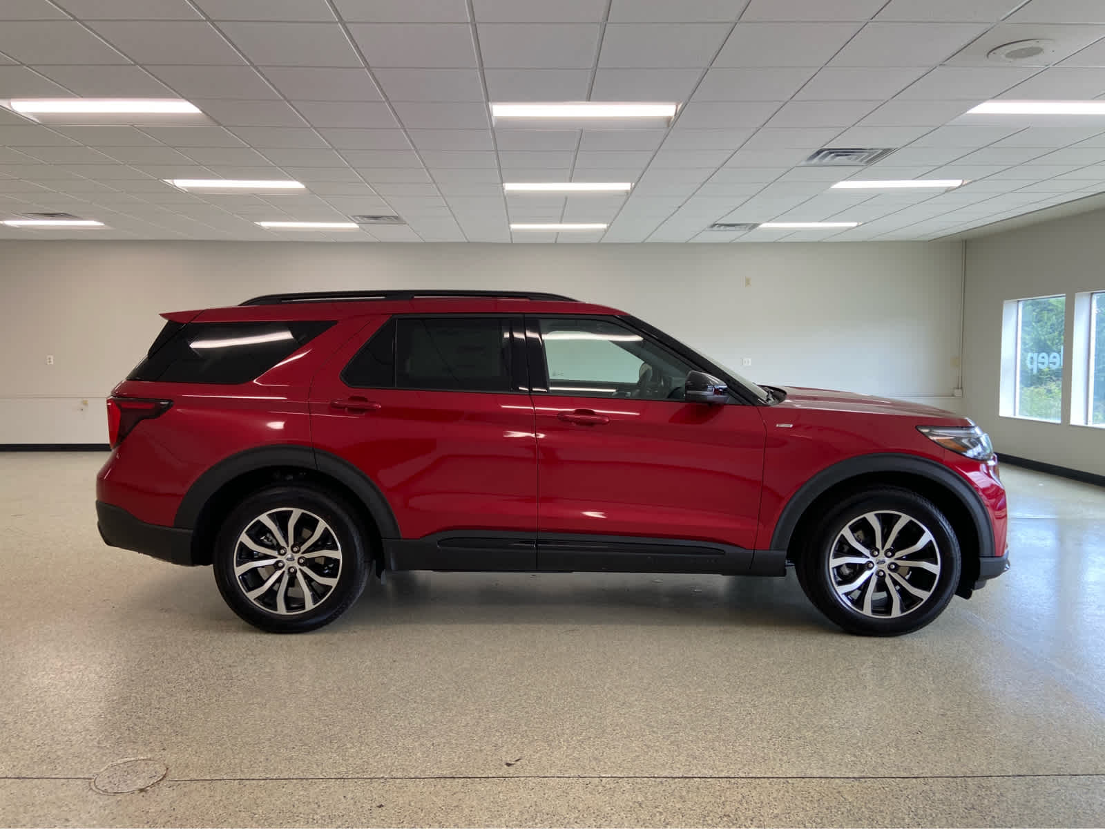 2025 Ford Explorer ST-Line photo 4