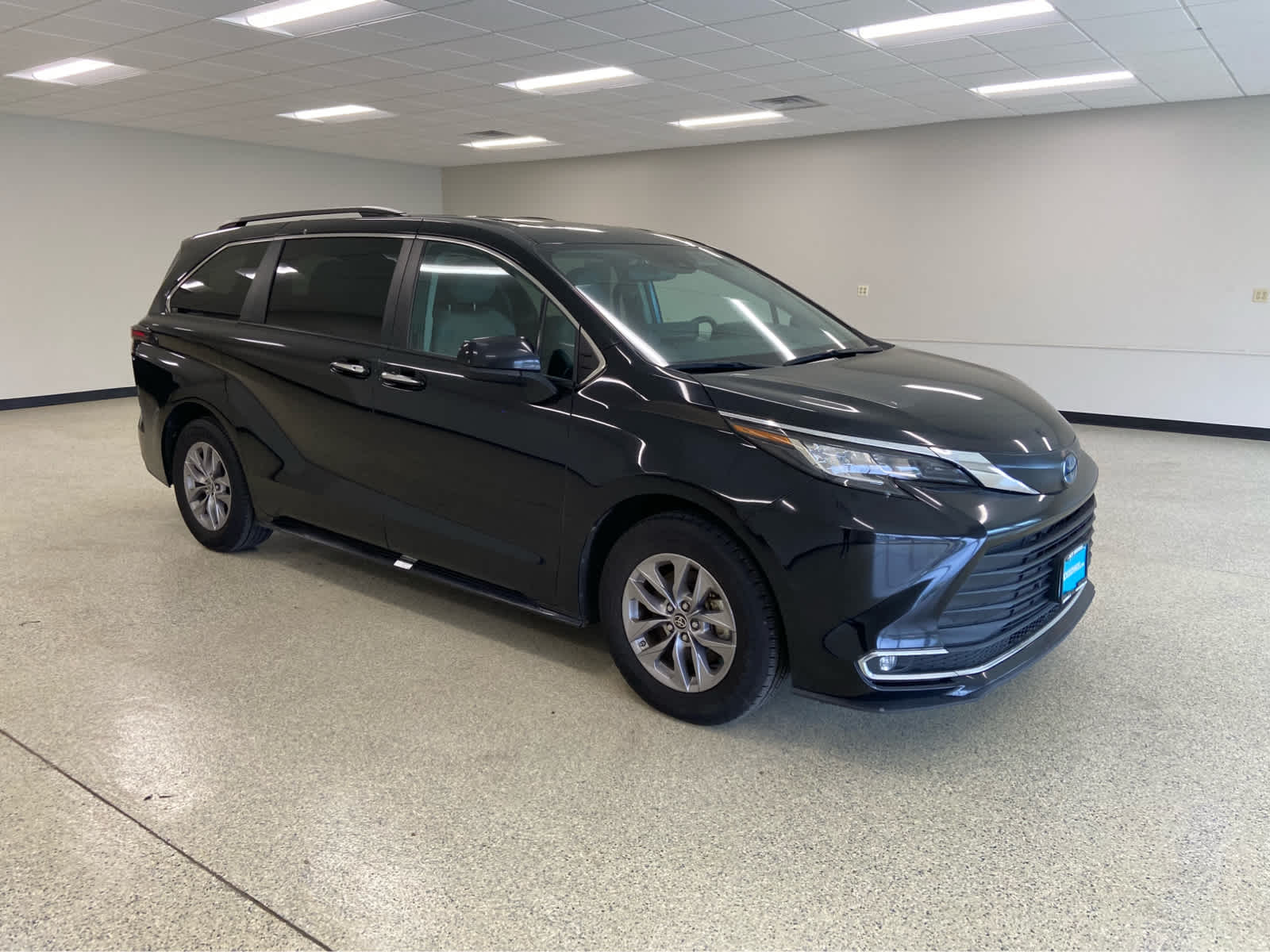 2023 Toyota Sienna XLE photo 3