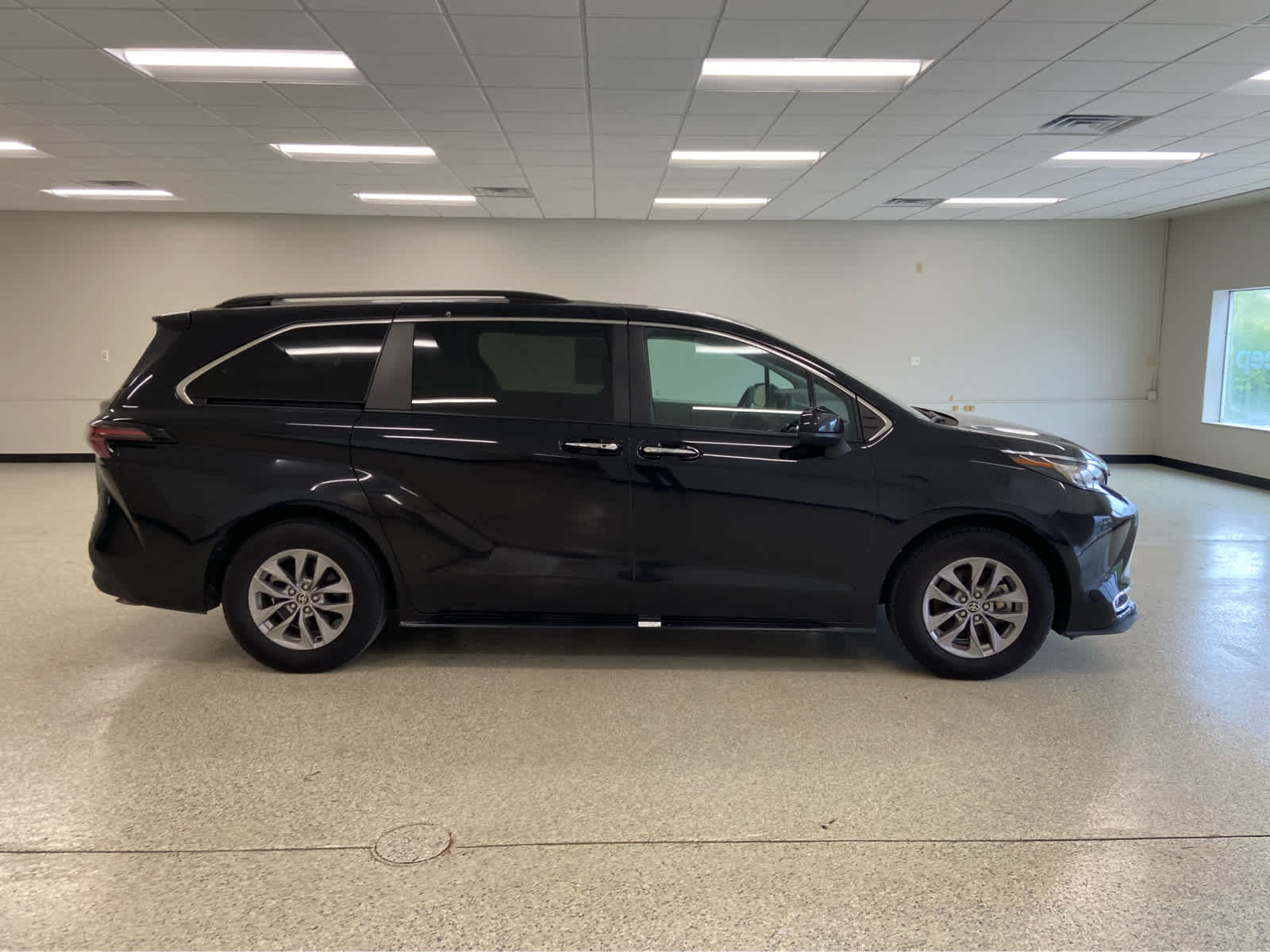 2023 Toyota Sienna XLE photo 4