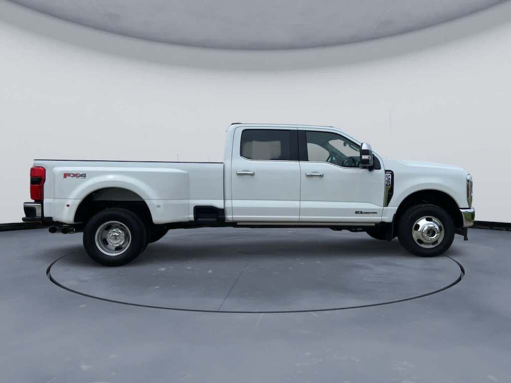 New 2026 Ford Super Duty F-350 DRW Lariat 4WD Crew Cab 8 Box 4WD Crew Cab 8 Box