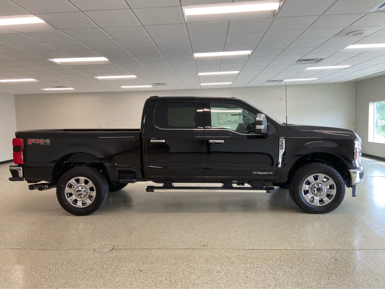 2025 Ford F-350 Lariat photo 4