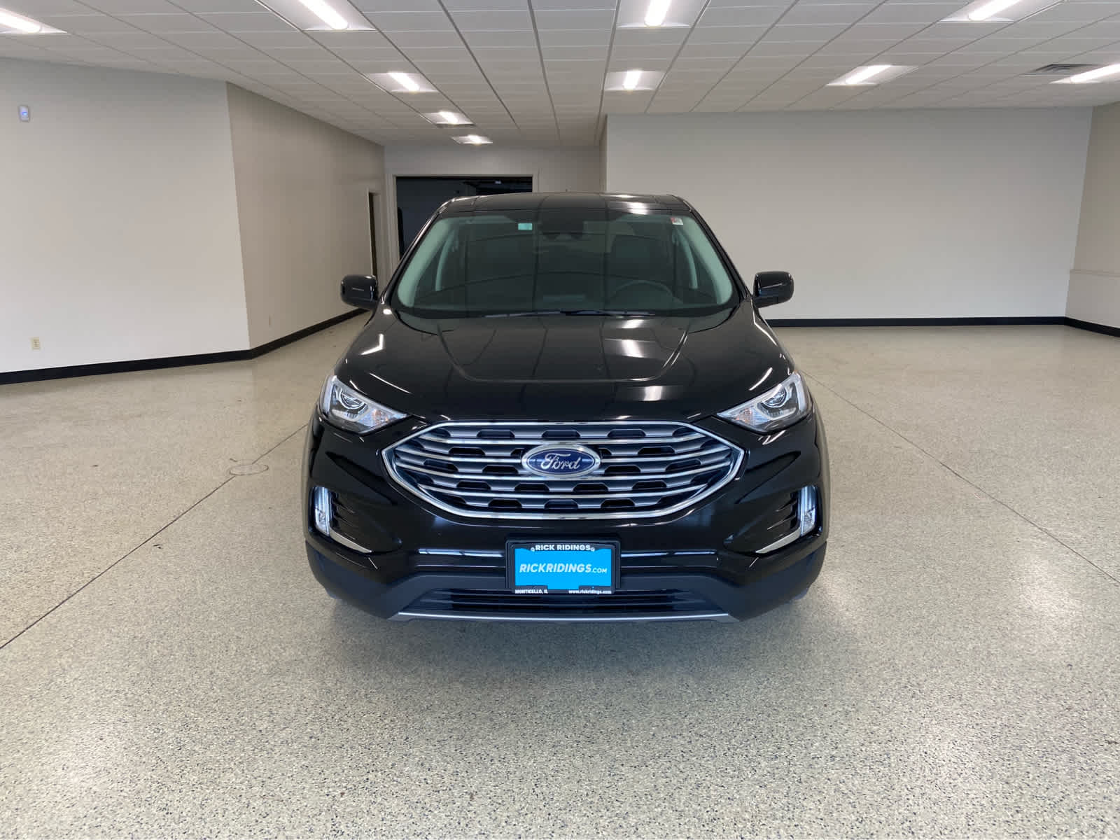 2021 Ford Edge SEL photo 2