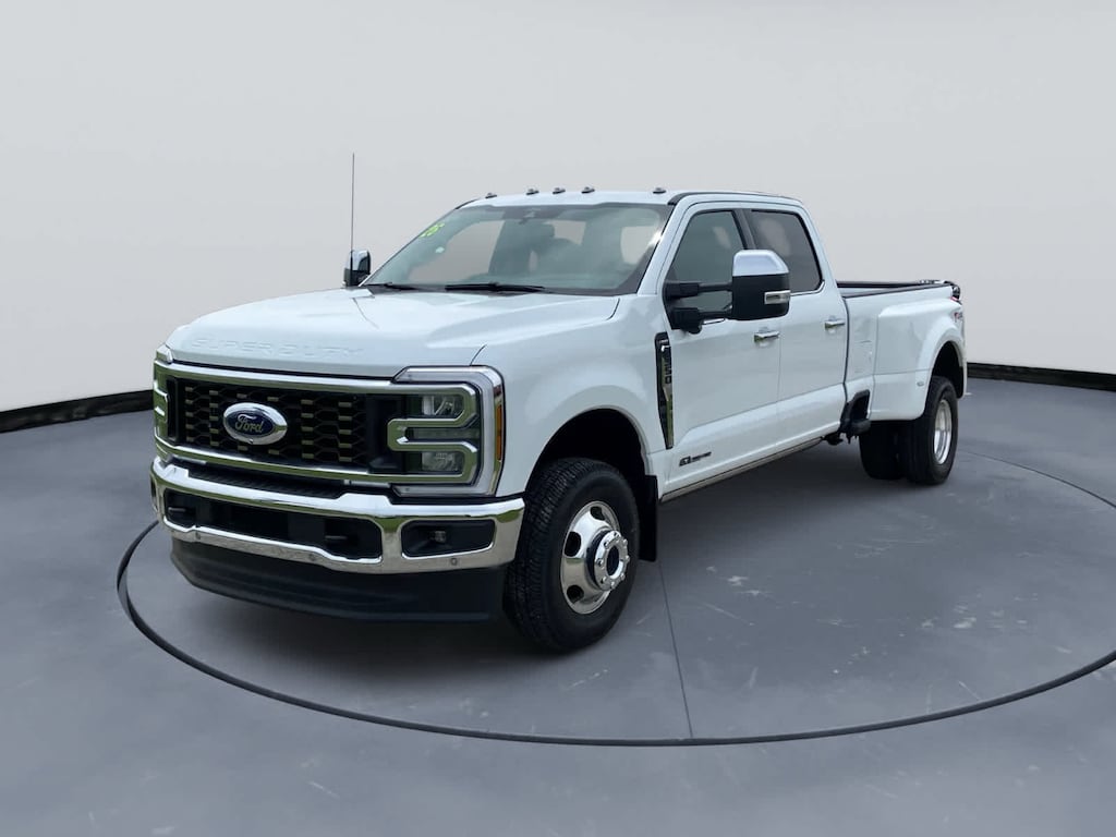 New 2026 Ford Super Duty F-350 DRW Lariat 4WD Crew Cab 8 Box 4WD Crew Cab 8 Box