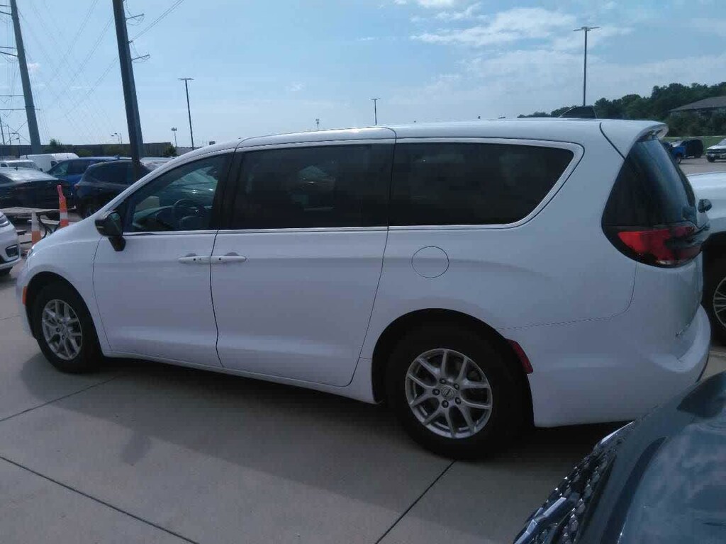 Used 2025 Chrysler Pacifica Select Van Passenger Van
