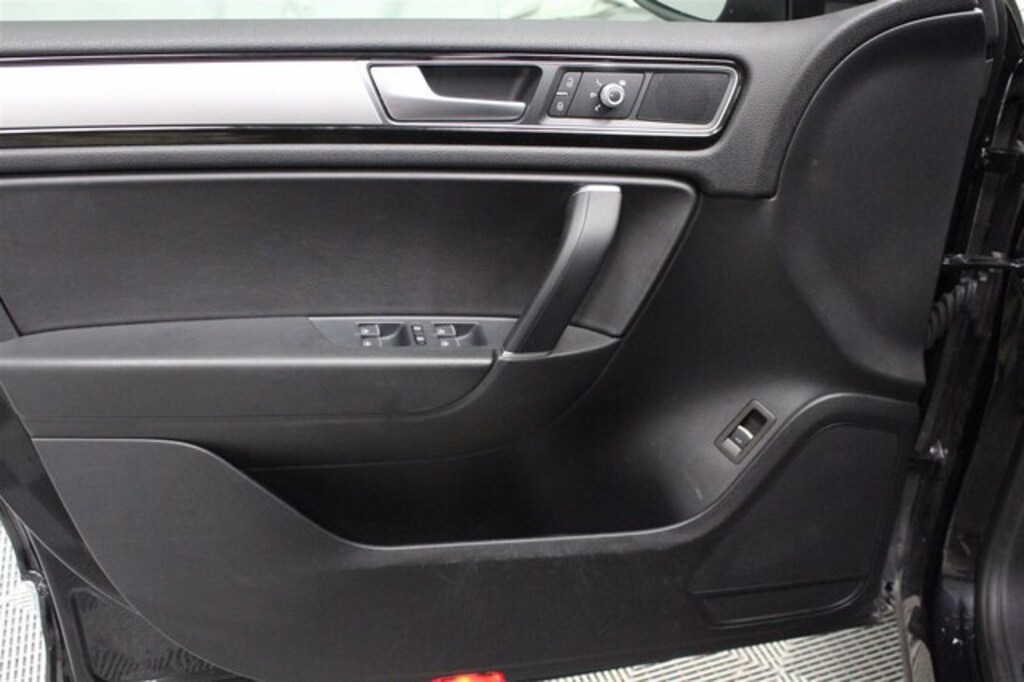 Used 2017 Volkswagen Touareg V6 Sport w/Technology 4MOTION SUV