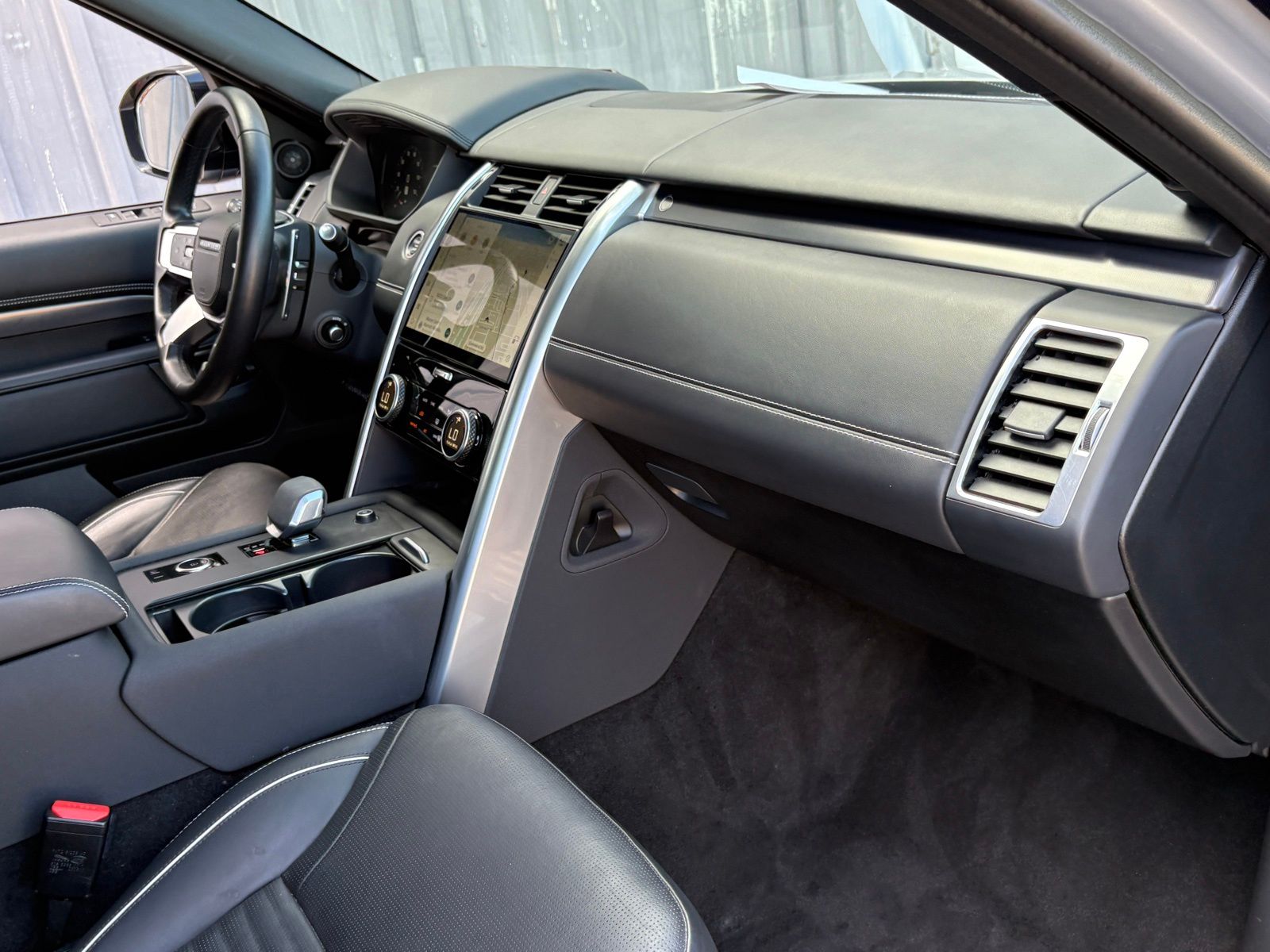 2024 Land Rover Discovery Metropolitan Edition - Photo 46