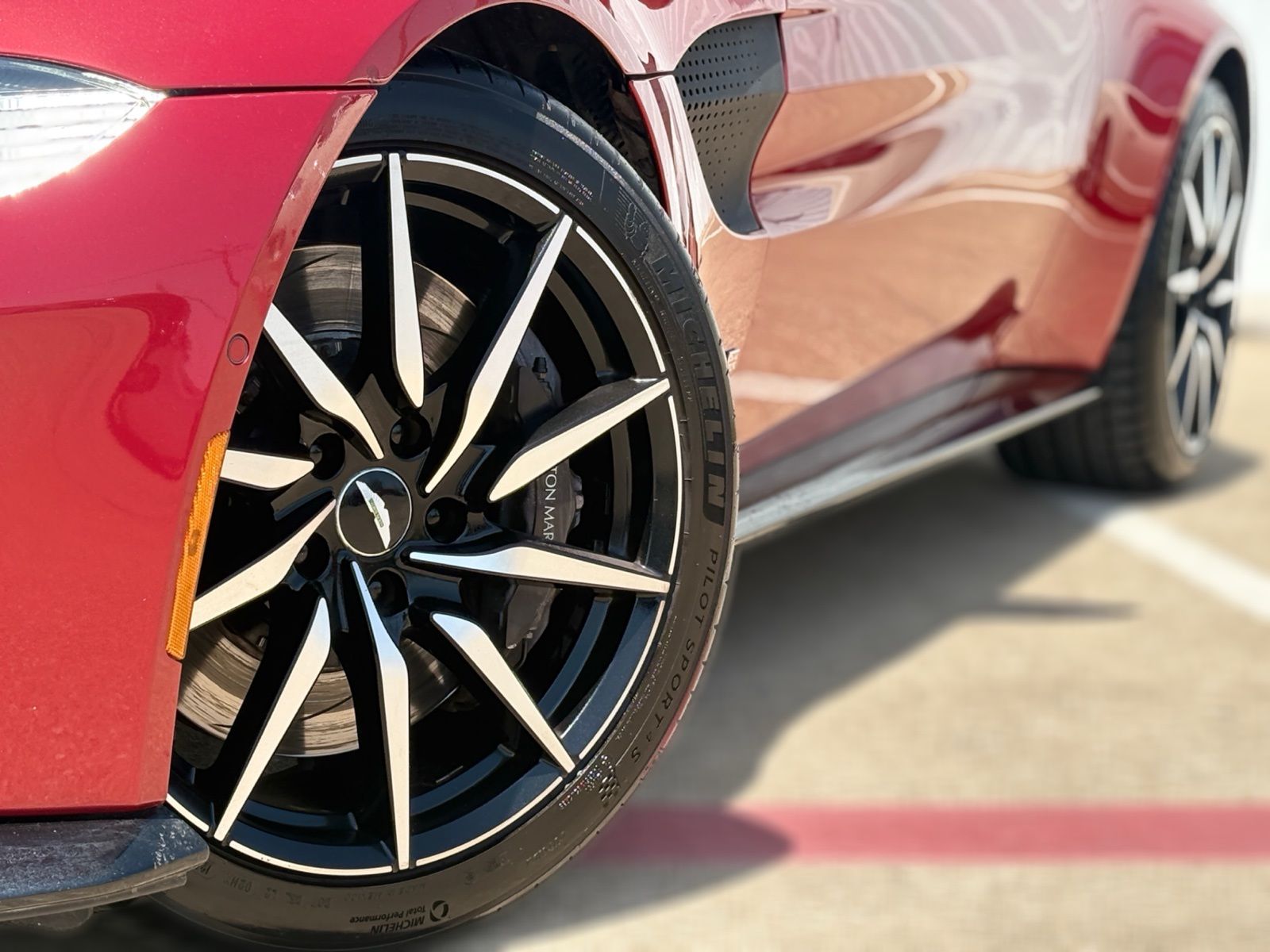 2019 Aston Martin Vantage thumbnail 12