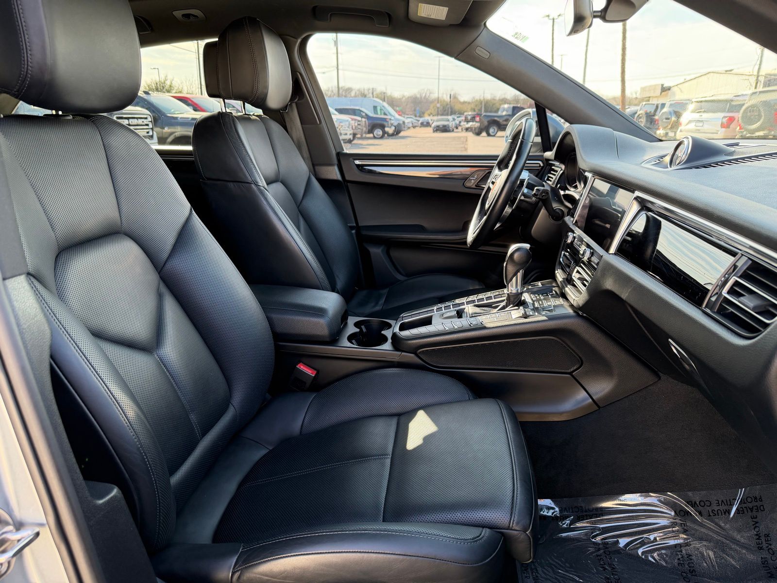 2020 Porsche Macan thumbnail 25