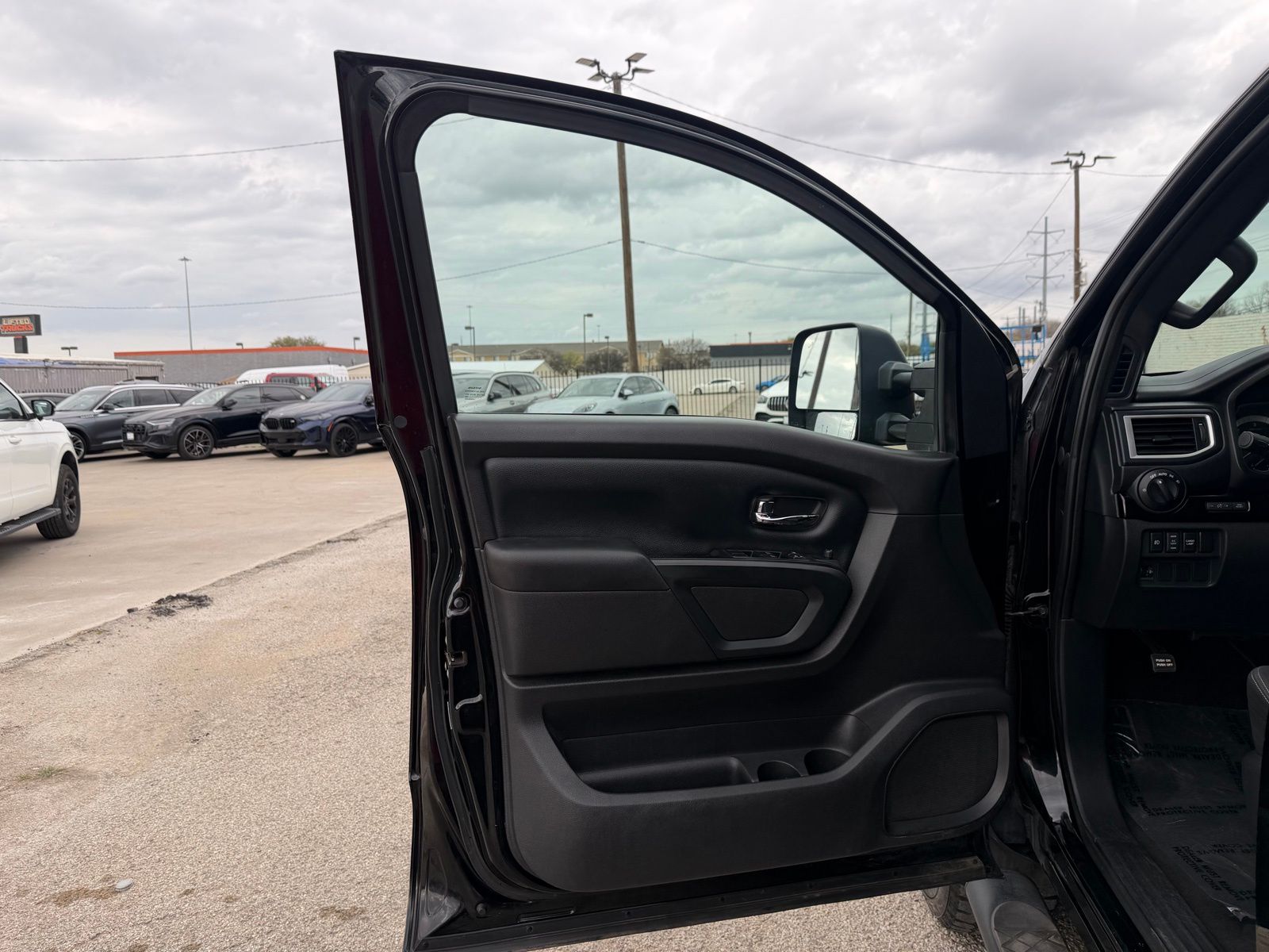 2018 Nissan Titan XD thumbnail 21