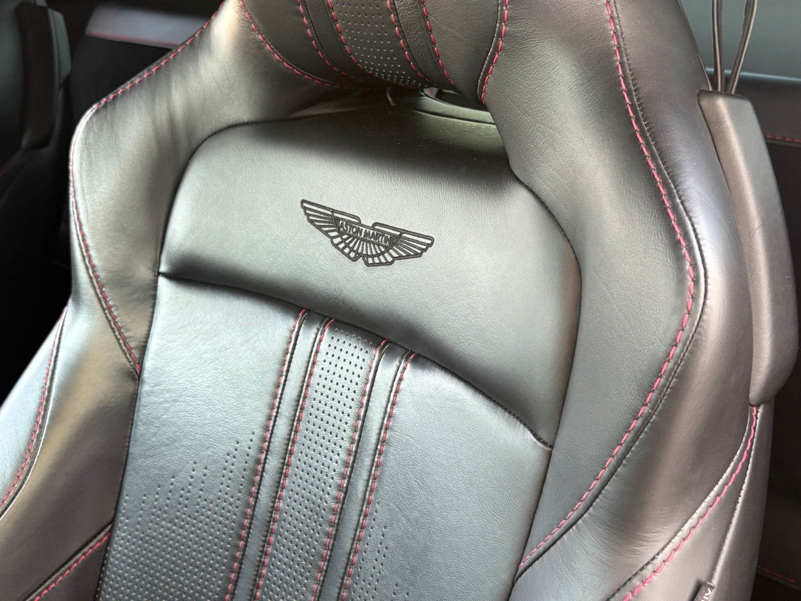 2019 Aston Martin Vantage thumbnail 33