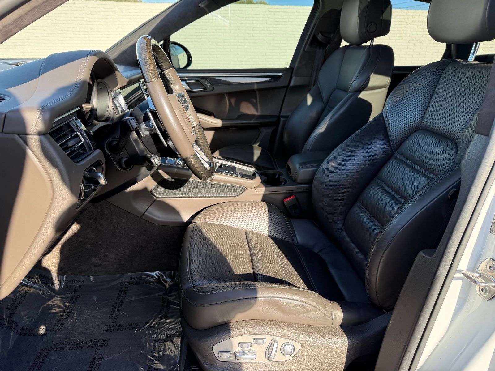 2021 Porsche Macan thumbnail 21