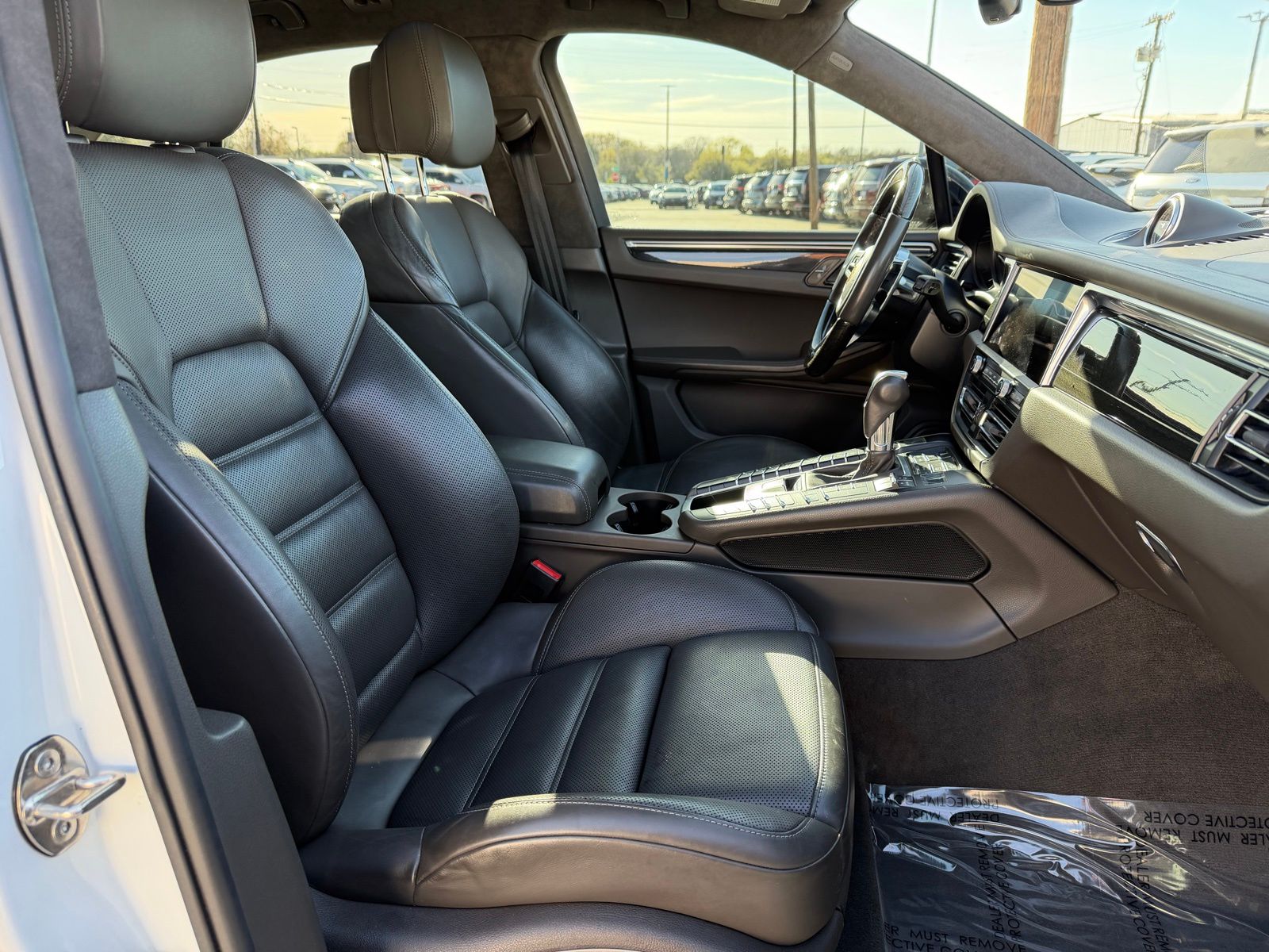 2021 Porsche Macan thumbnail 25